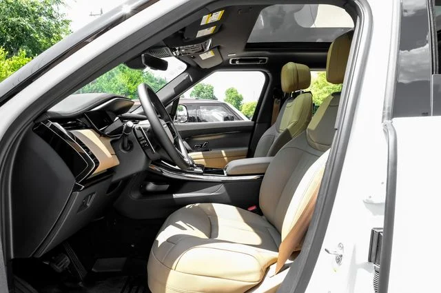 New 2026 Fuji White Land Rover SE image 3