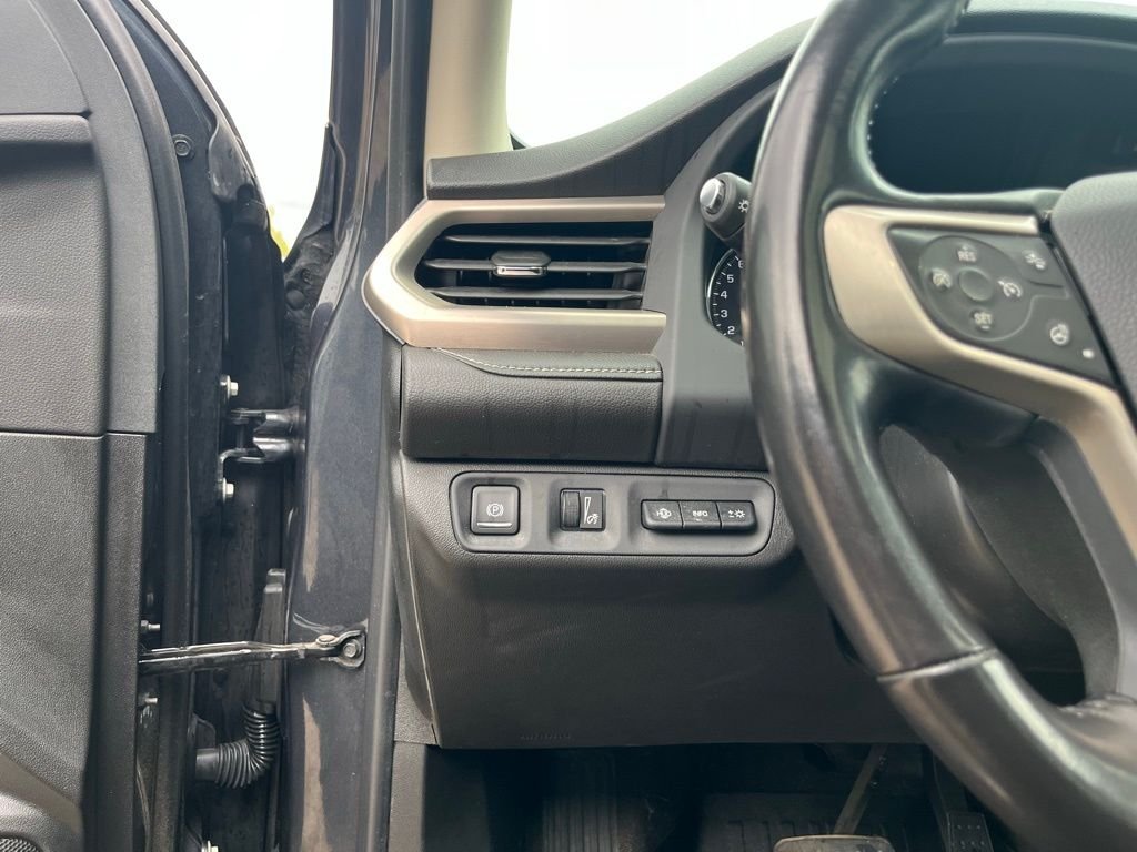 Used 2022 Hunter Green GMC Denali image 23