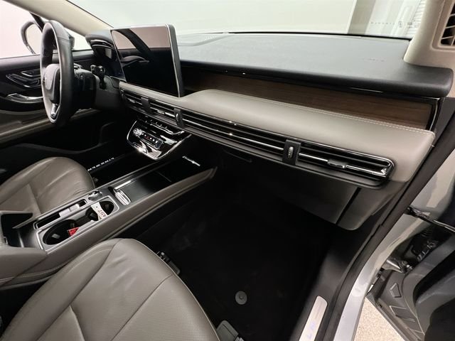 Used 2023 Silver Lincoln Grand Touring image 13
