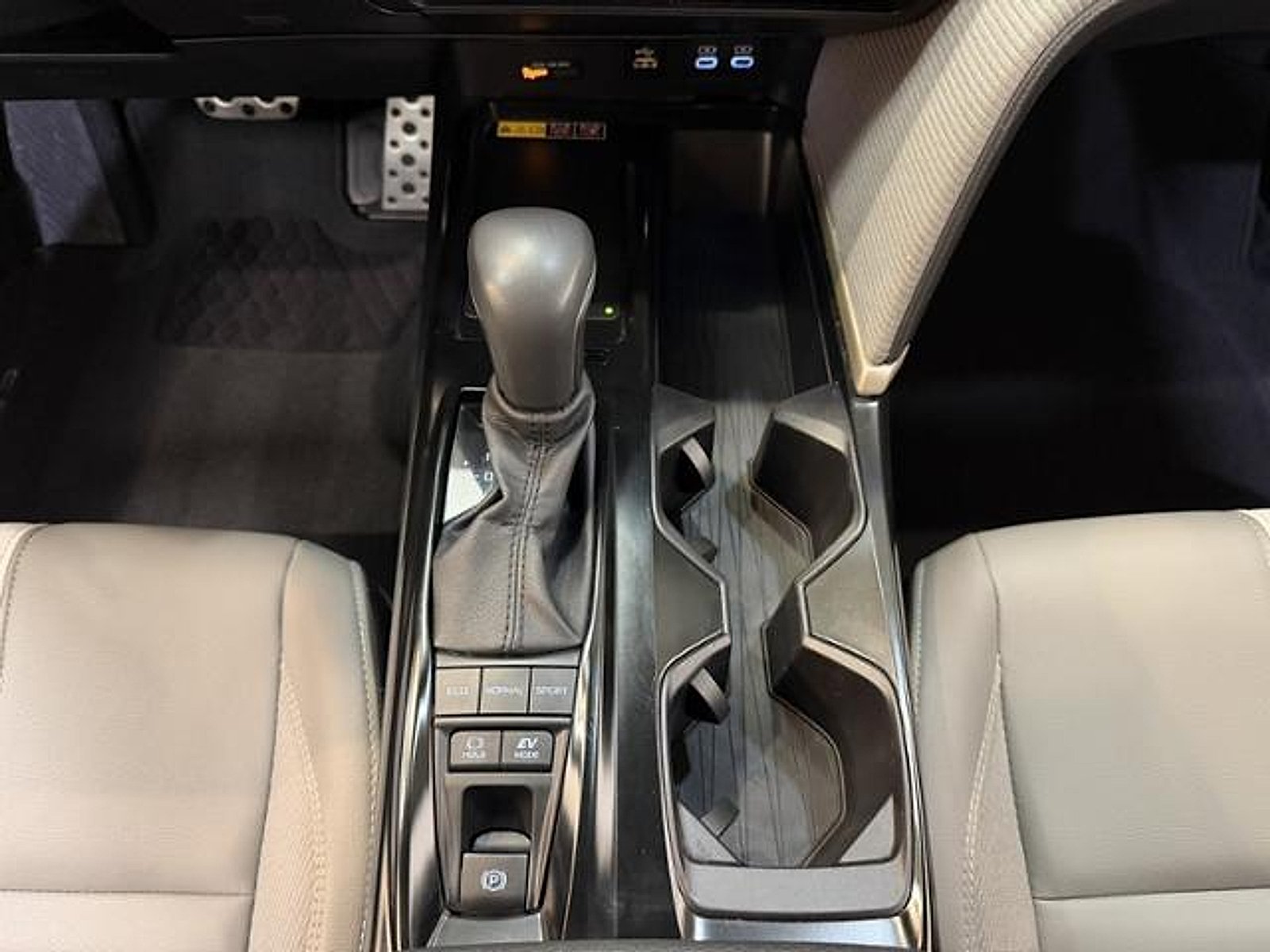 Used 2025 White Toyota  image 18