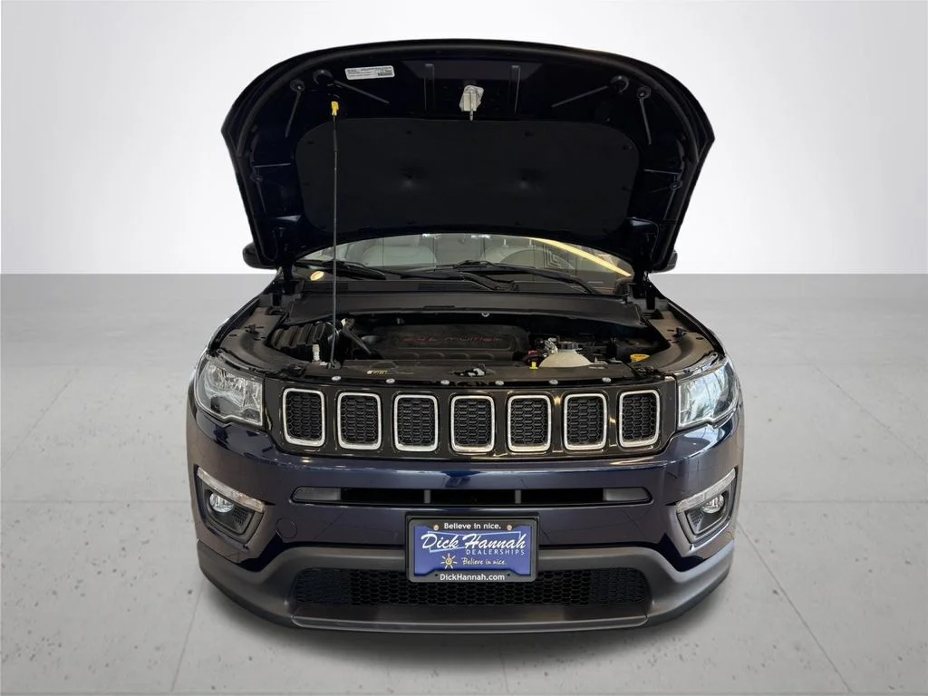 Used 2018 Blue Jeep Latitude image 4
