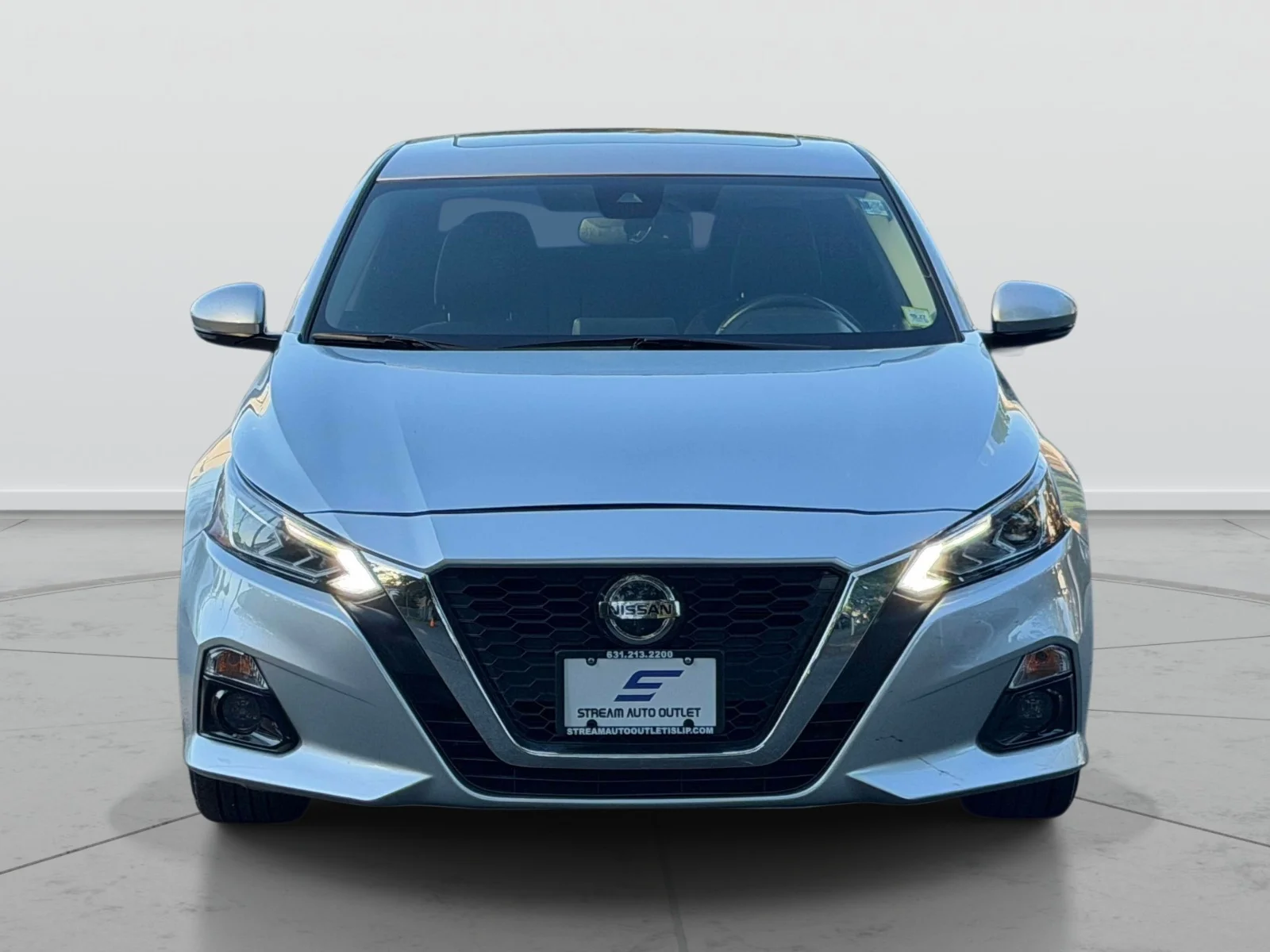 Used 2020 Silver Nissan 2.5 SV image 2