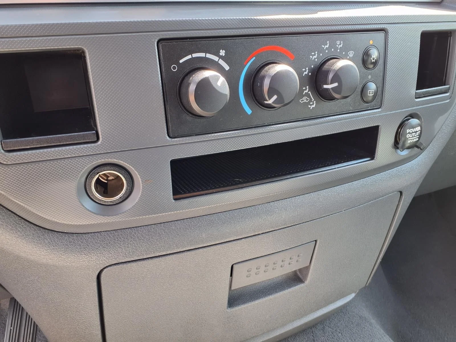 Used 2007 White Dodge SLT image 24