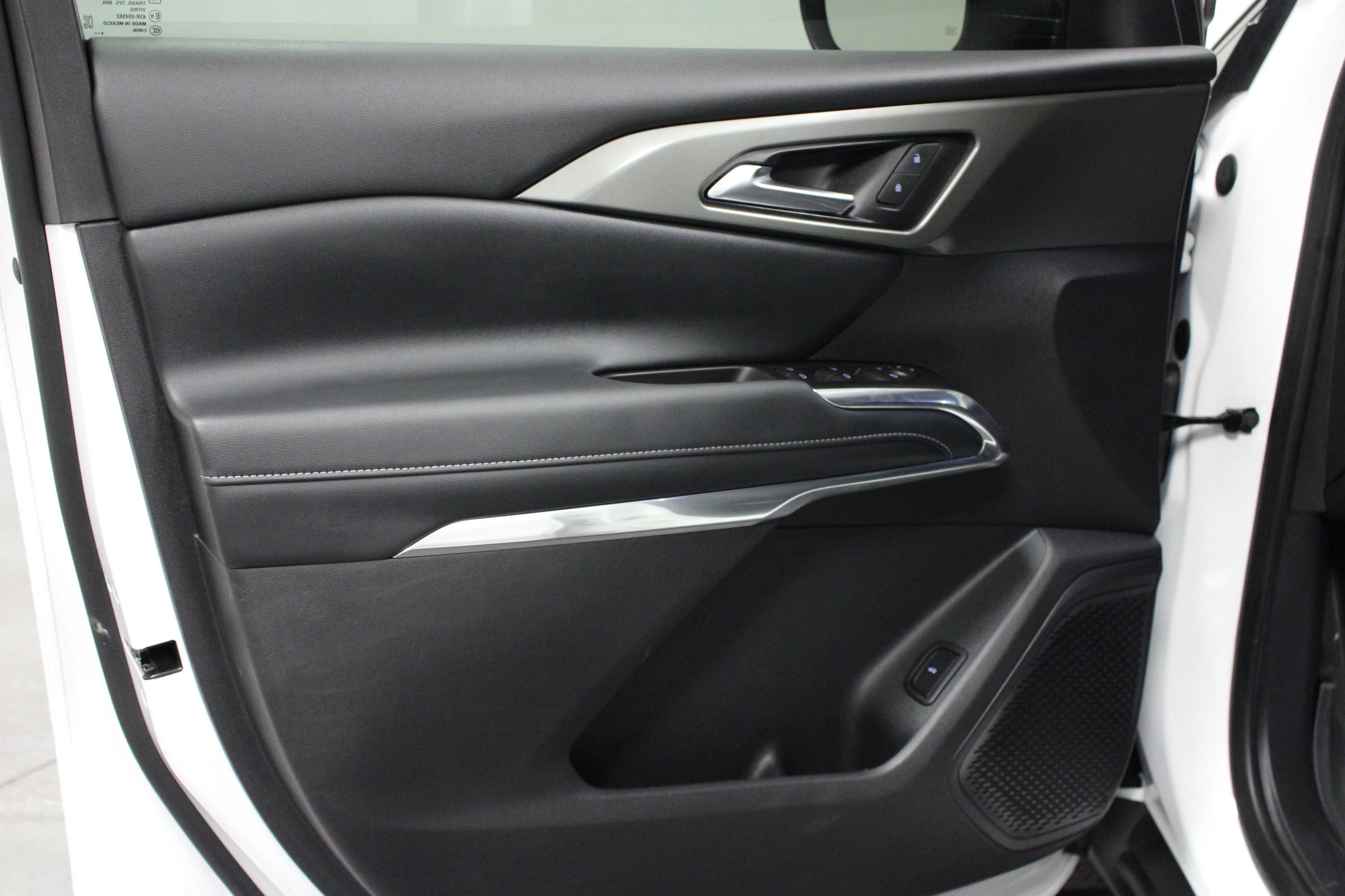 Used 2025 Summit White Chevrolet LT image 11