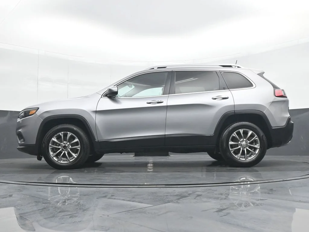 Used 2019 Silver Jeep Latitude Plus image 27