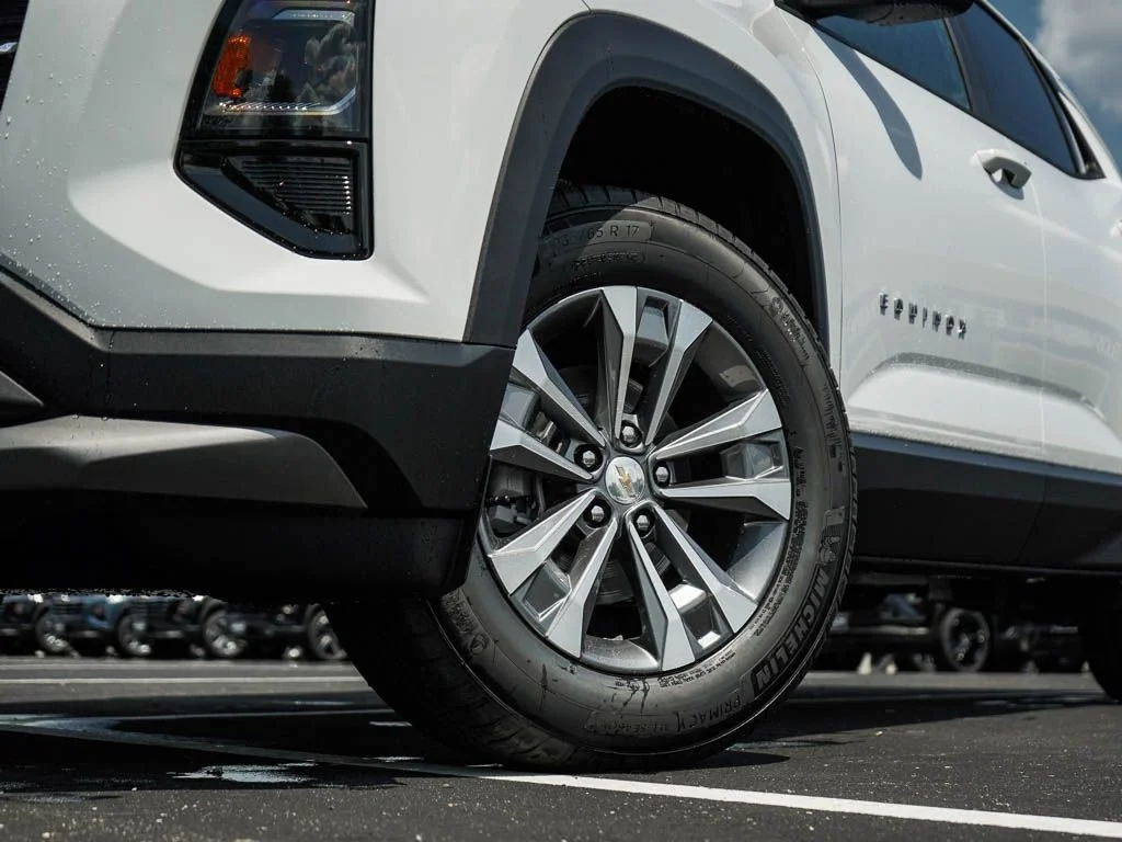 New 2027 Summit White Chevrolet LT image 5