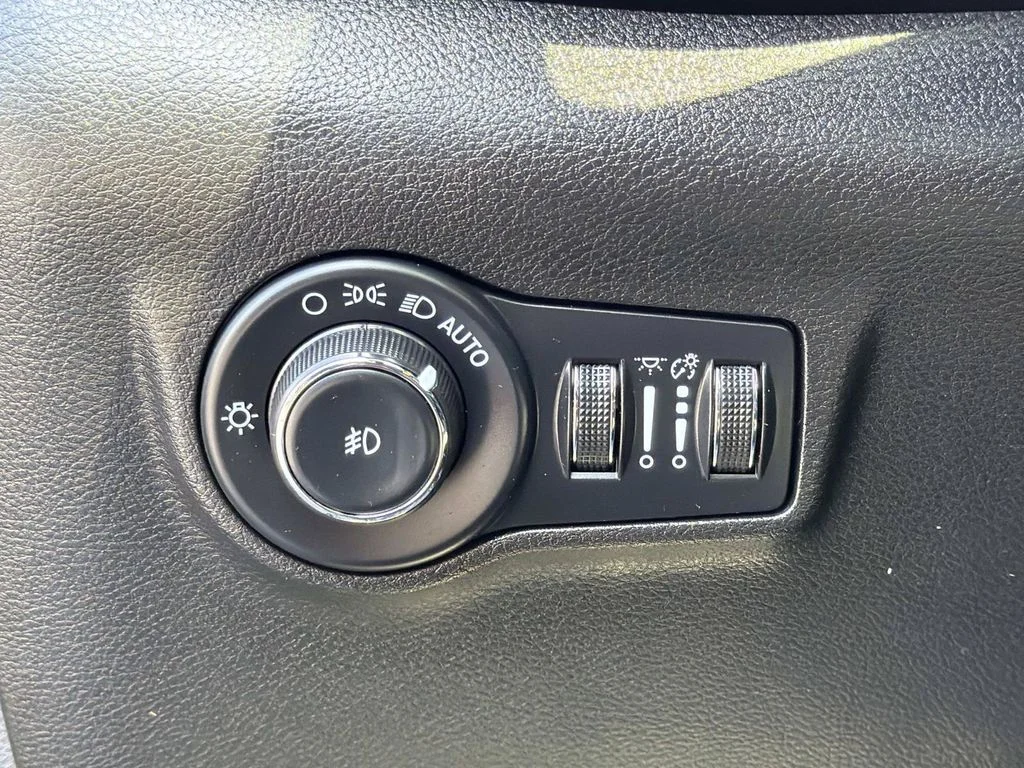 Used 2022 Black Jeep Latitude image 28