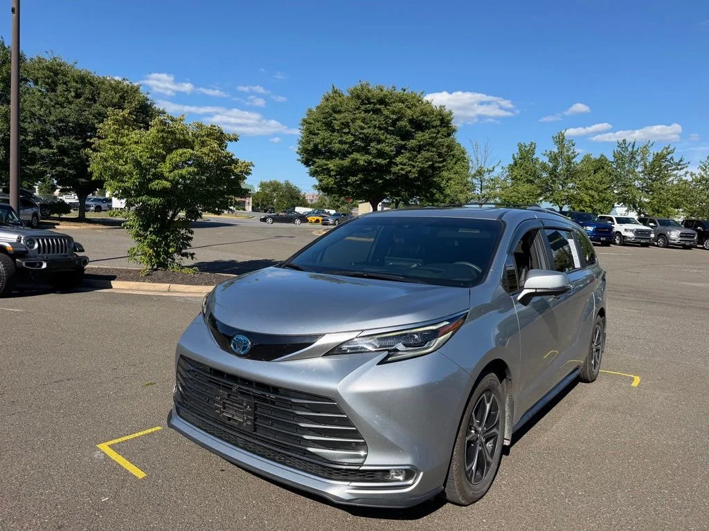 Used 2025 Silver Toyota Platinum image 3