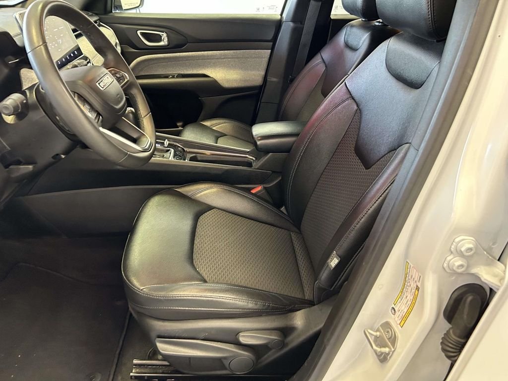 Used 2024 White Jeep Latitude image 14