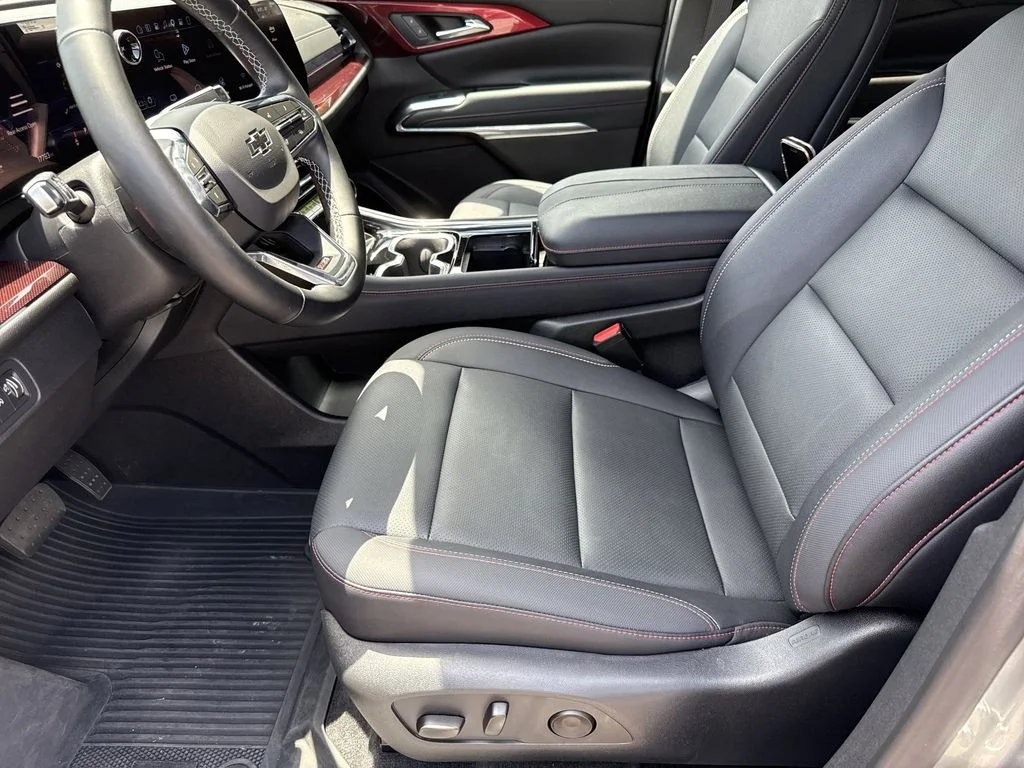 Used 2025 Gray Chevrolet Z71 image 9