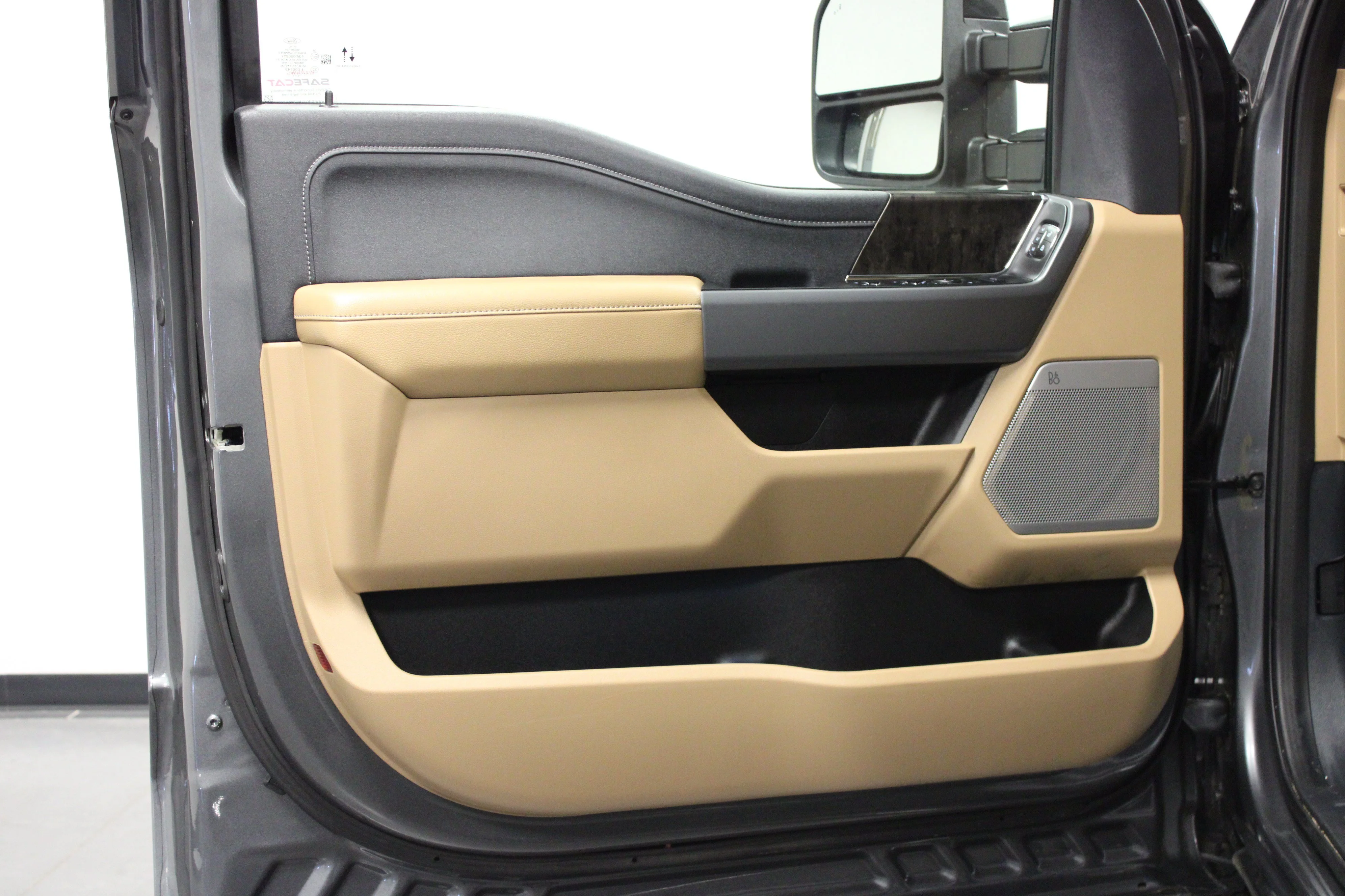 Used 2025 Carbonized Gray Metallic Ford LARIAT image 11