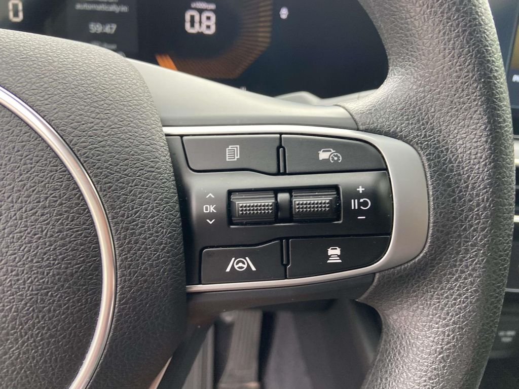 Used 2025 White Kia LXS image 32