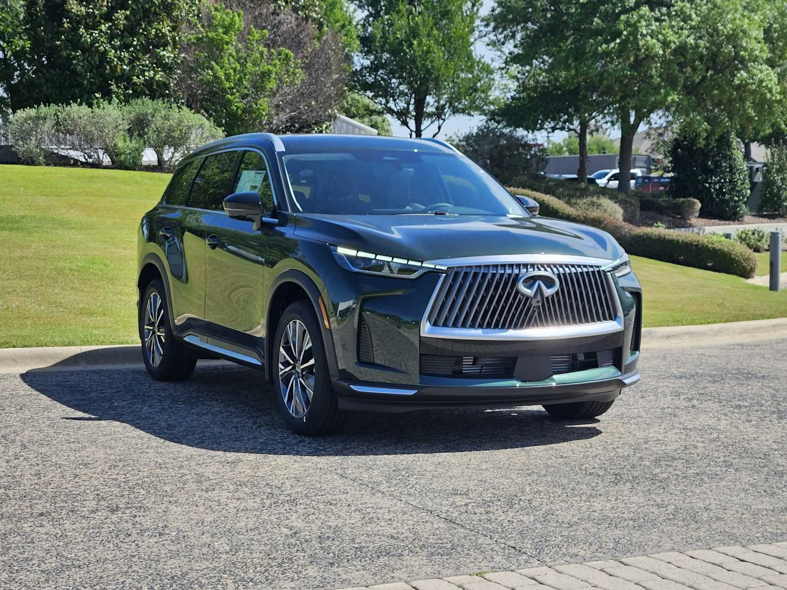 New 2026 DEEP EMERALD INFINITI Luxe FWD image 2