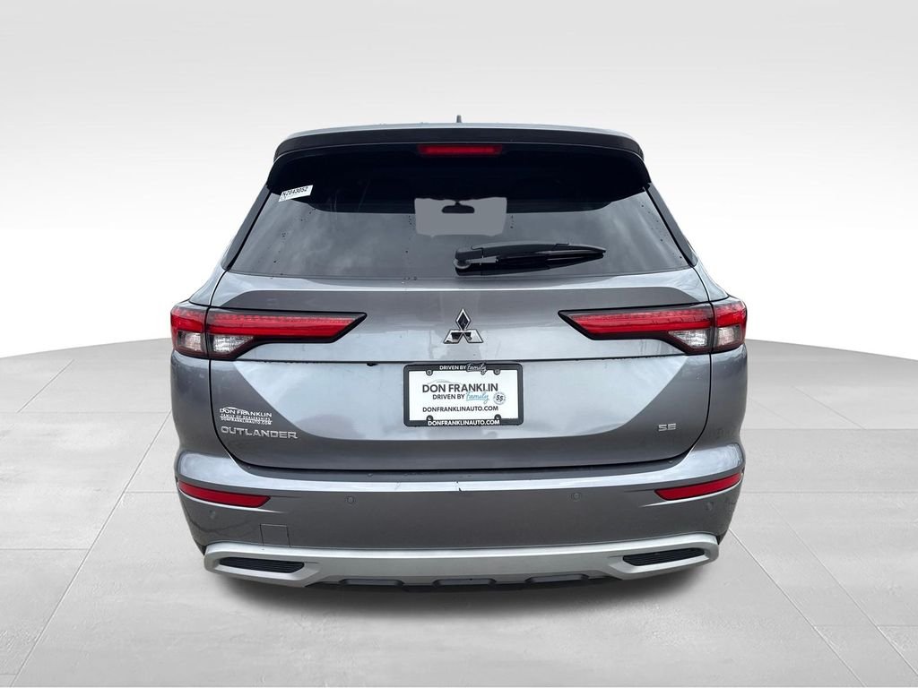 Used 2022 Gray Mitsubishi SE image 4