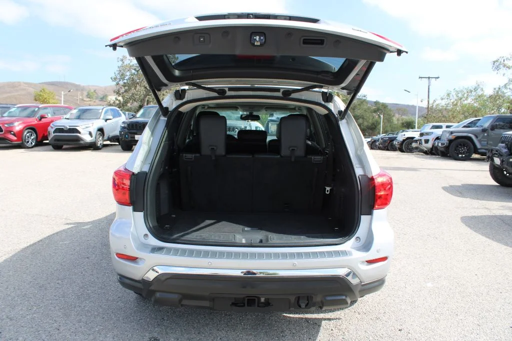 Used 2018 Silver Nissan SL image 11