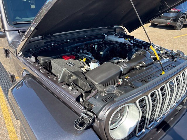 Used 2026 Granite Crystal Metallic Clearcoat Jeep Sahara image 18