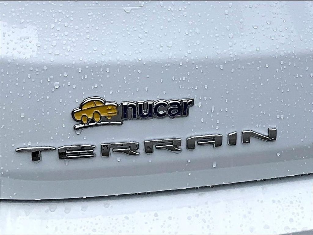 Used 2024 White GMC SLE image 27