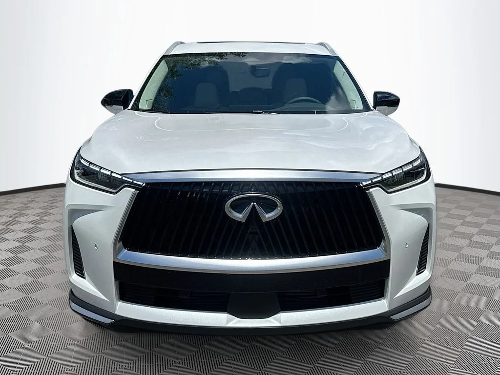 Used 2027 White INFINITI LUXE image 2