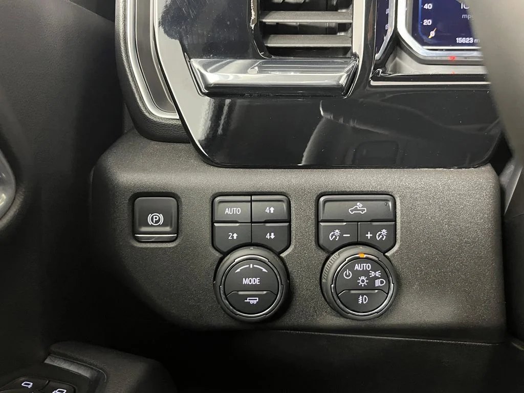 Used 2025 White Chevrolet LT image 23