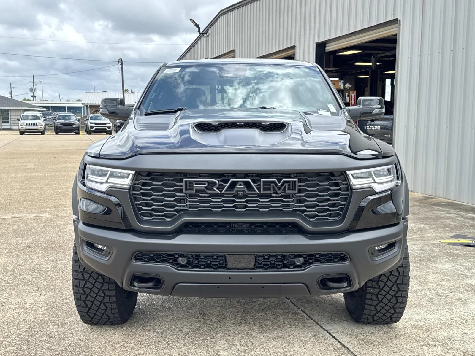New 2026 Diamond Black Crystal Pearl-Coat Exterior Paint RAM RHO image 2