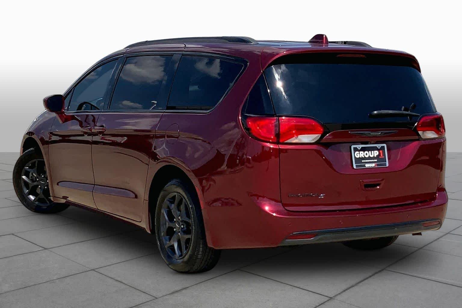 Used 2020 Velvet Red Pearlcoat Chrysler Touring L image 12