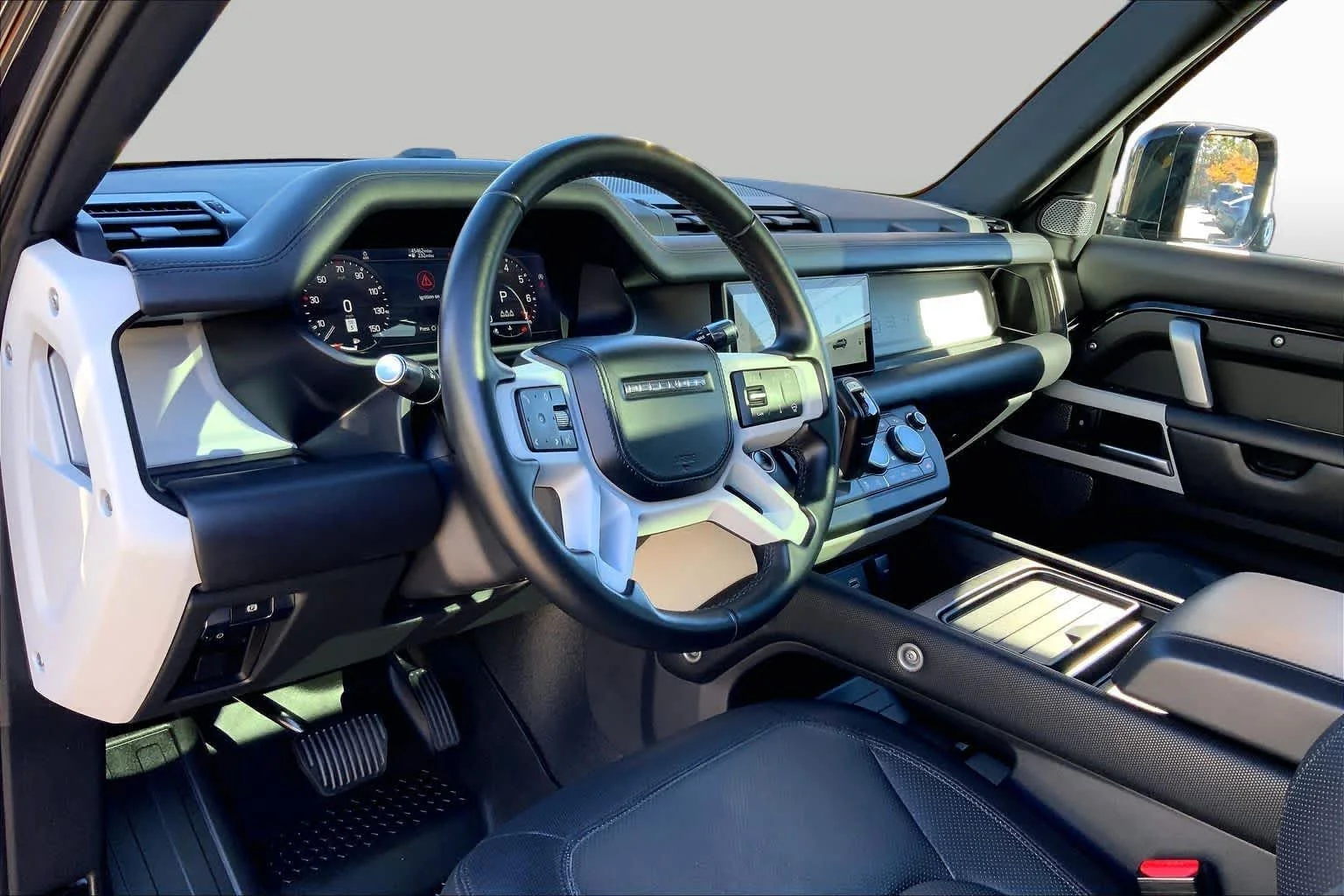 Used 2022 BLACK Land Rover X-Dynamic HSE image 16