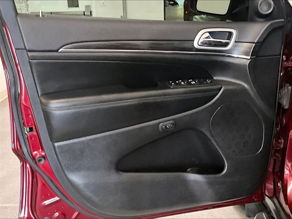 Used 2020 Velvet Red Pearlcoat Jeep Limited image 9