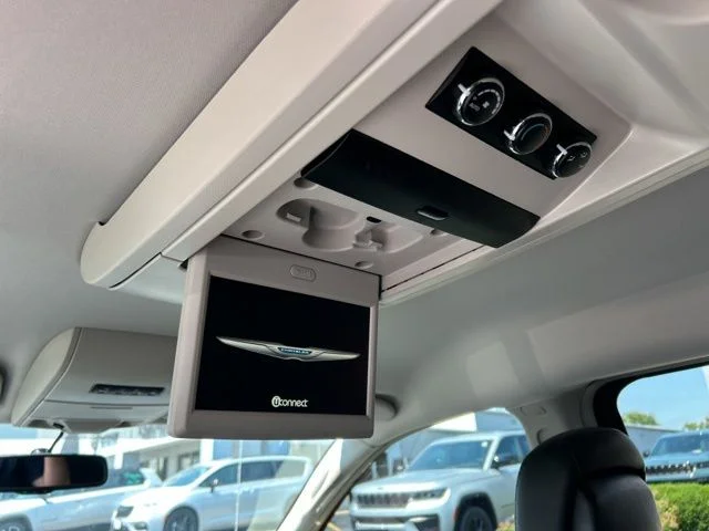 Used 2015 Red Chrysler Touring image 25