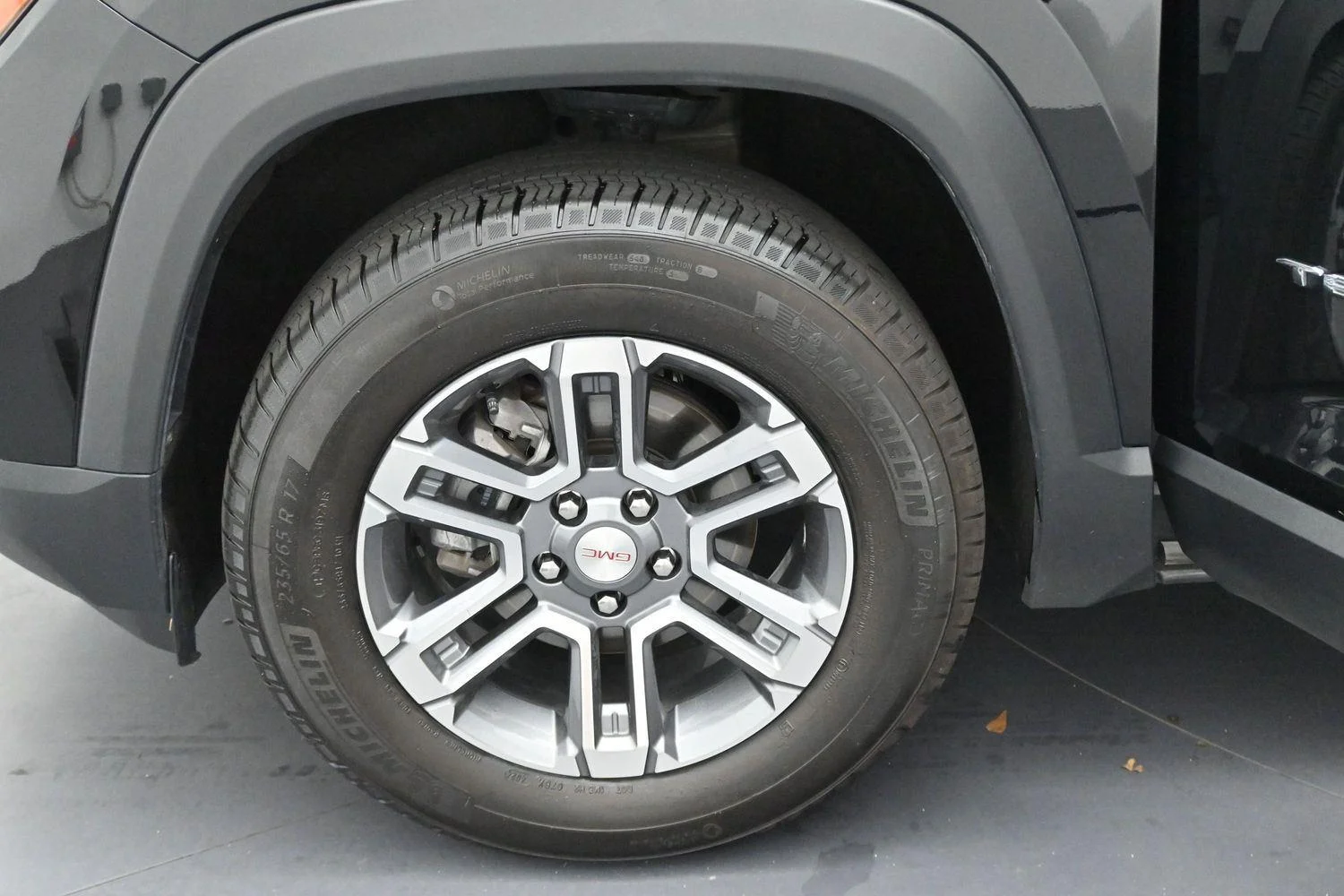 Used 2025 Ebony Twilight Metallic GMC Elevation image 32