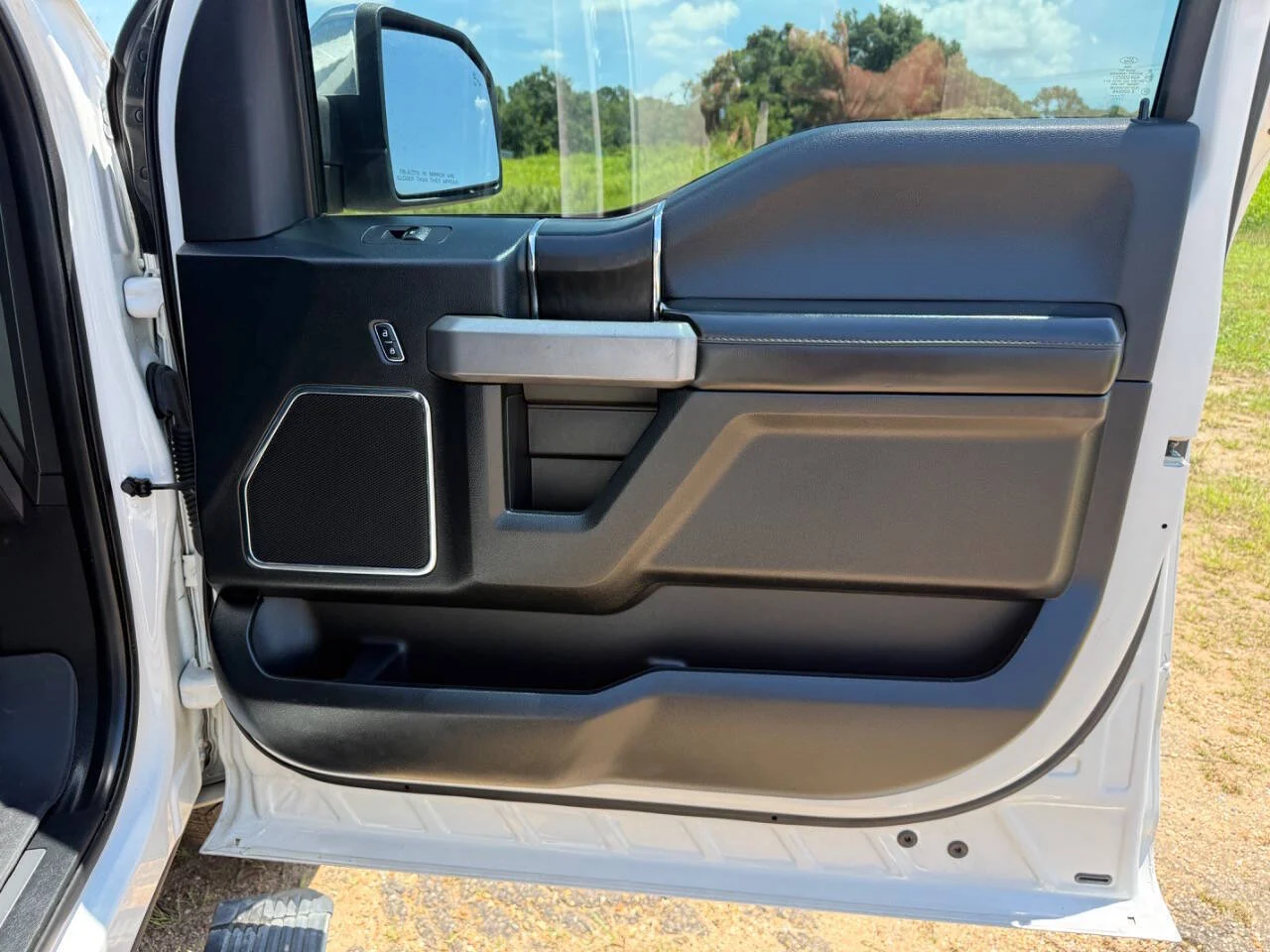 Used 2018 White Ford Platinum 4x4 4dr SuperCrew 5.5 ft. SB image 27