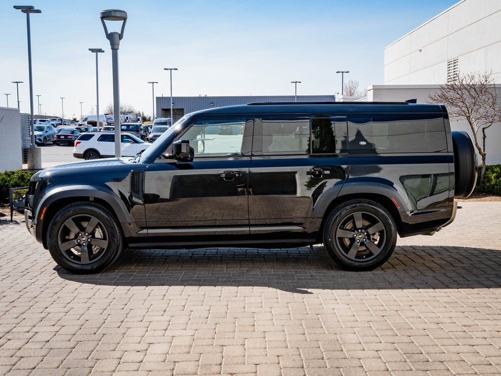 Used 2023 Black Land Rover X-Dynamic SE image 5