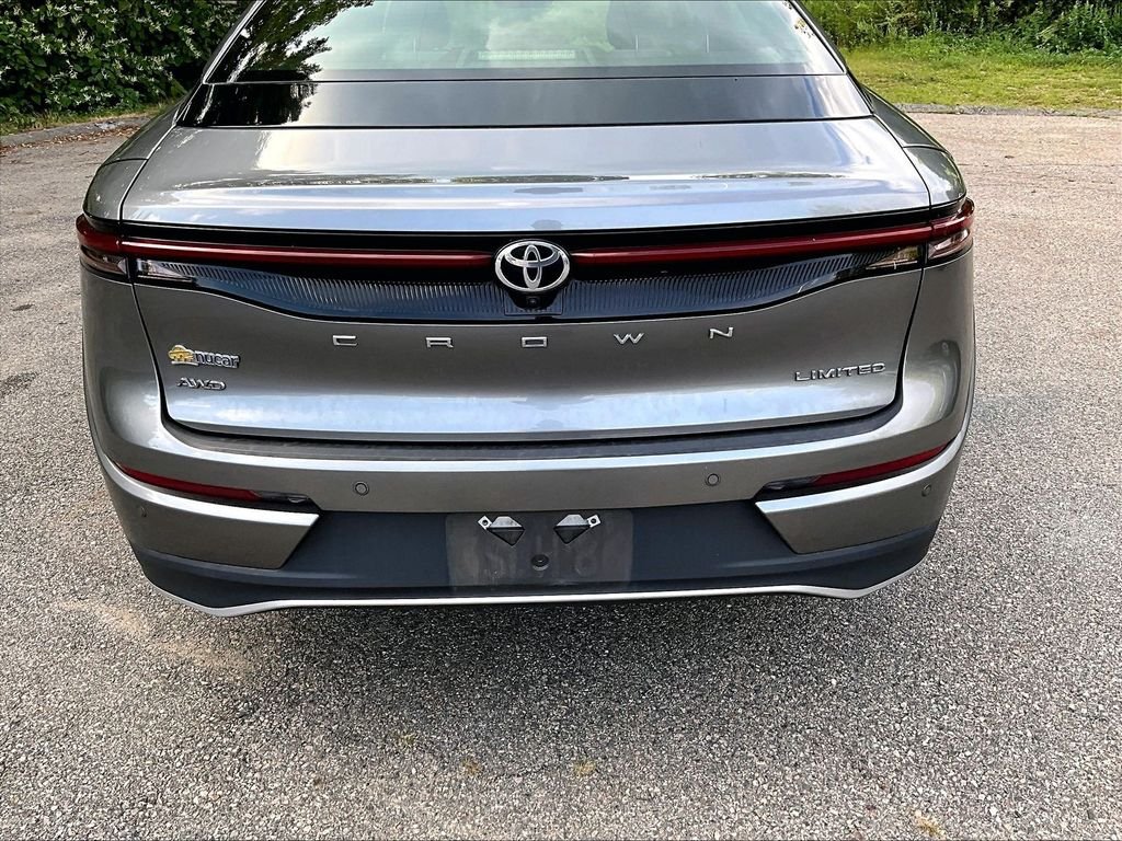 Used 2023  Toyota Limited image 10