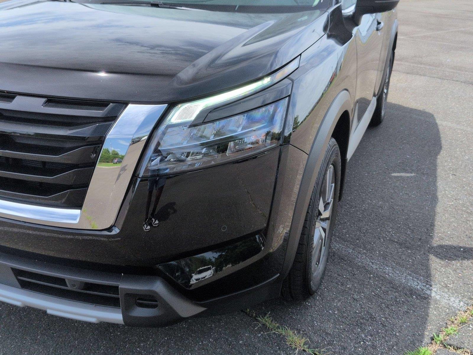 Used 2025 Super Black Nissan SL image 9