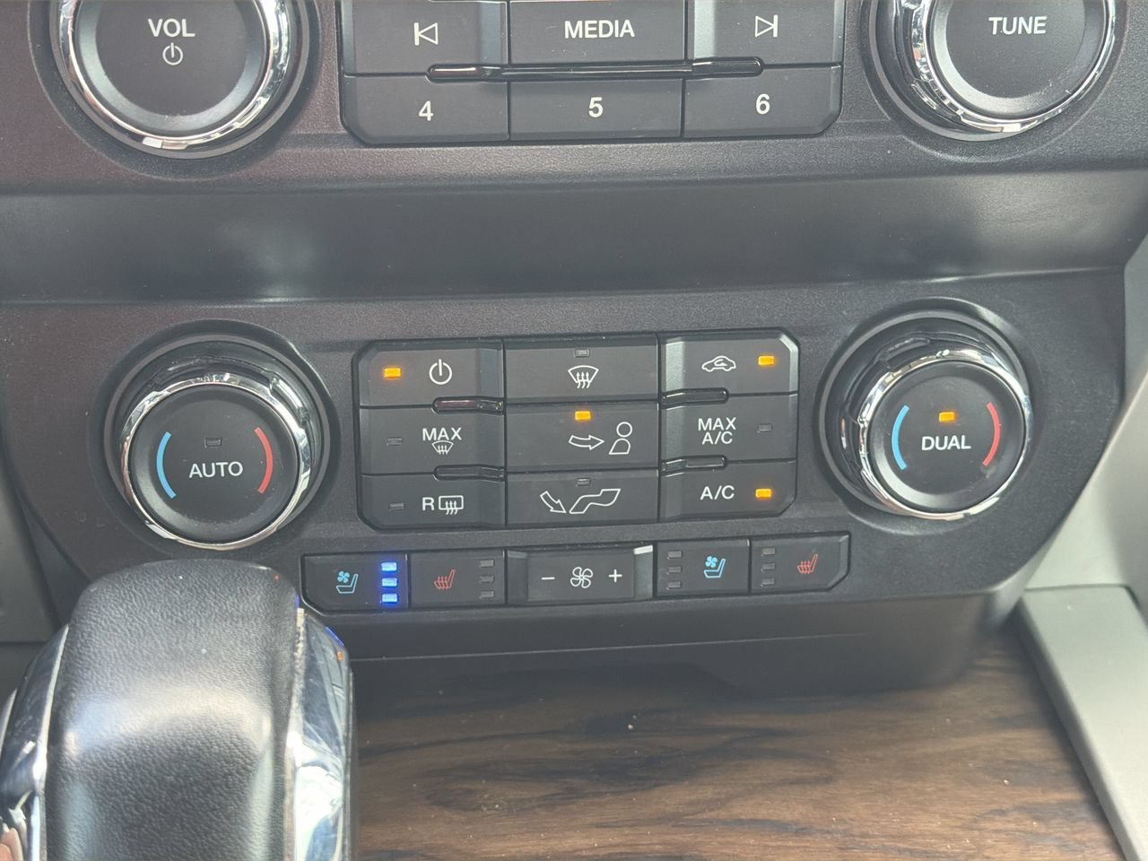 Used 2019 Magnetic Ford Lariat image 24