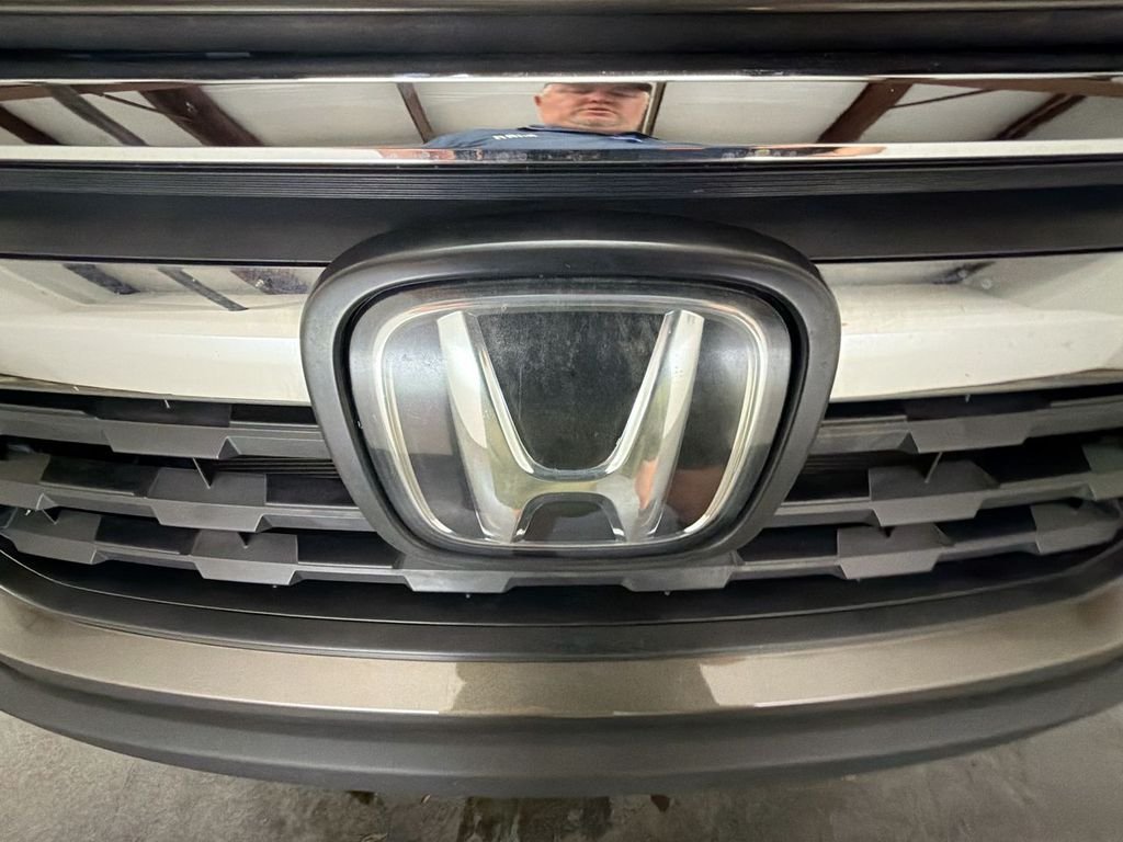 Used 2020 Pacific Pewter Metallic Honda RTL image 30