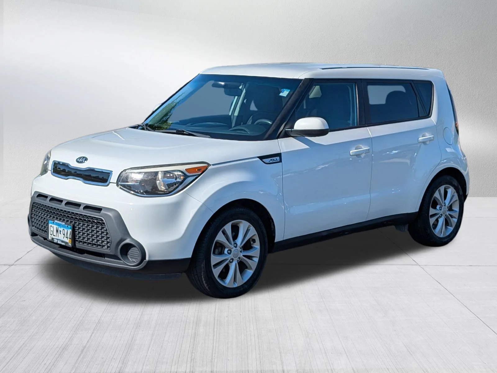 Used 2015 Clear White Kia + image 3