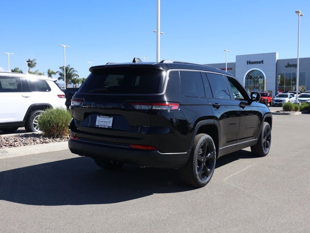 New 2026 Diamond Black Crystal Pearl-Coat Exterior Paint Jeep Limited image 3