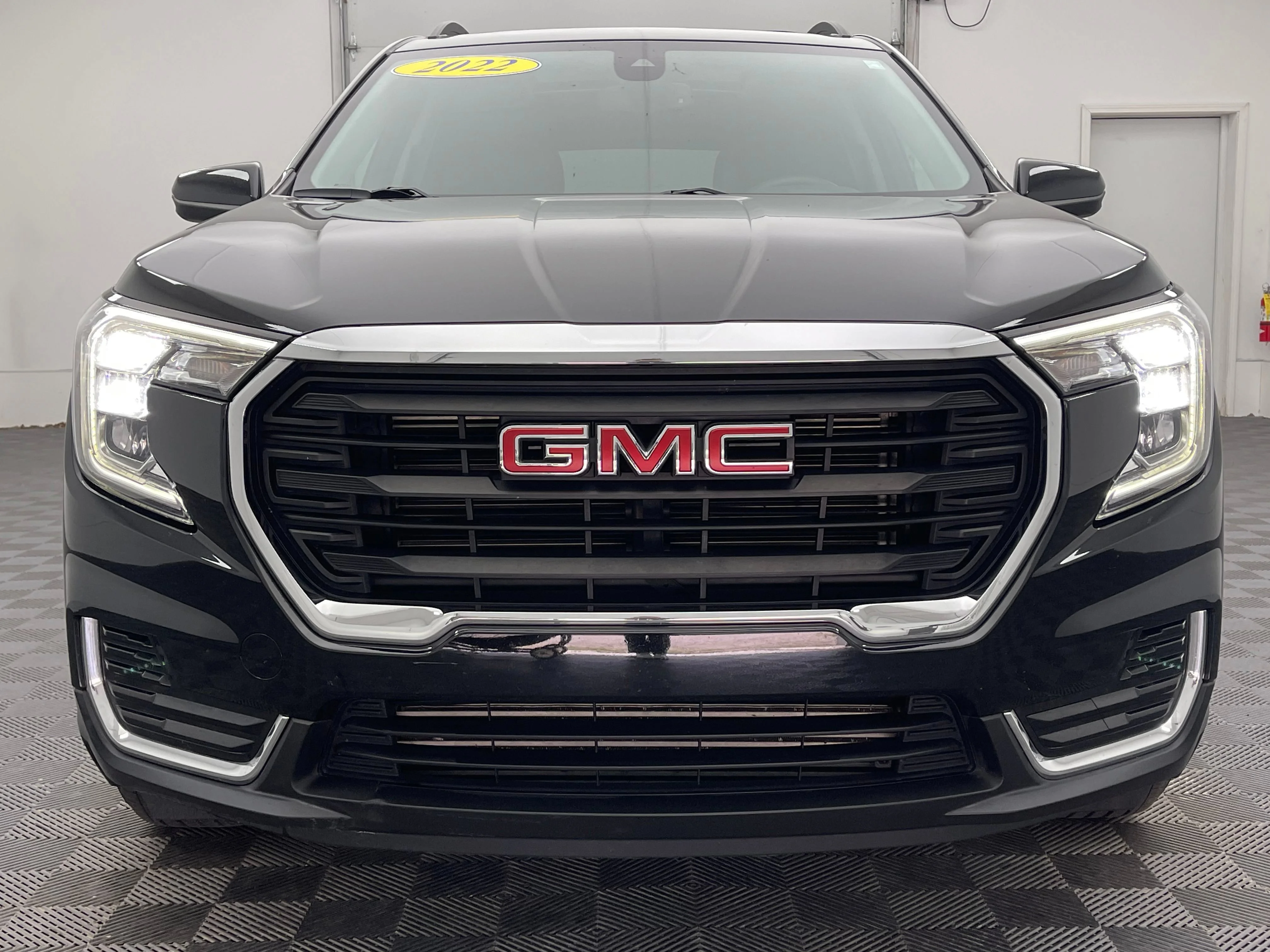 Used 2022 Ebony Twilight Metallic GMC SLE image 14