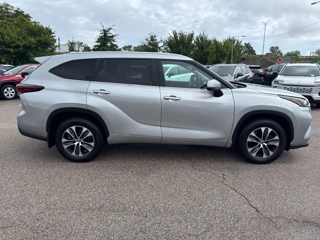 Used 2025 Silver Toyota XLE image 11