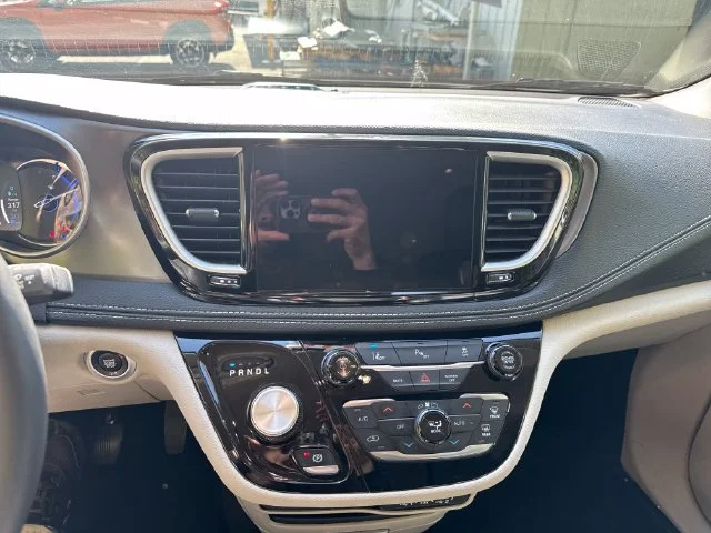 Used 2024 Bright White Clearcoat Chrysler Select image 21