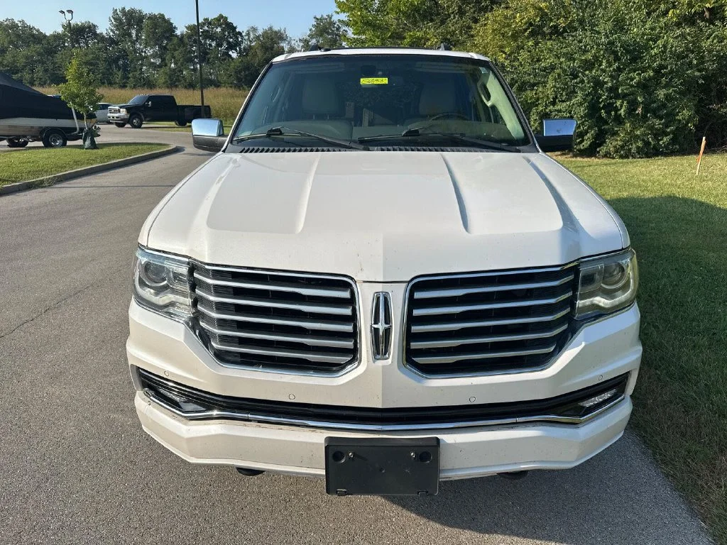 Used 2015 White Lincoln Base image 2