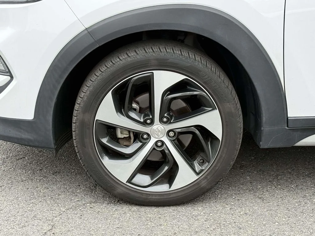 Used 2018 White Hyundai Value image 11