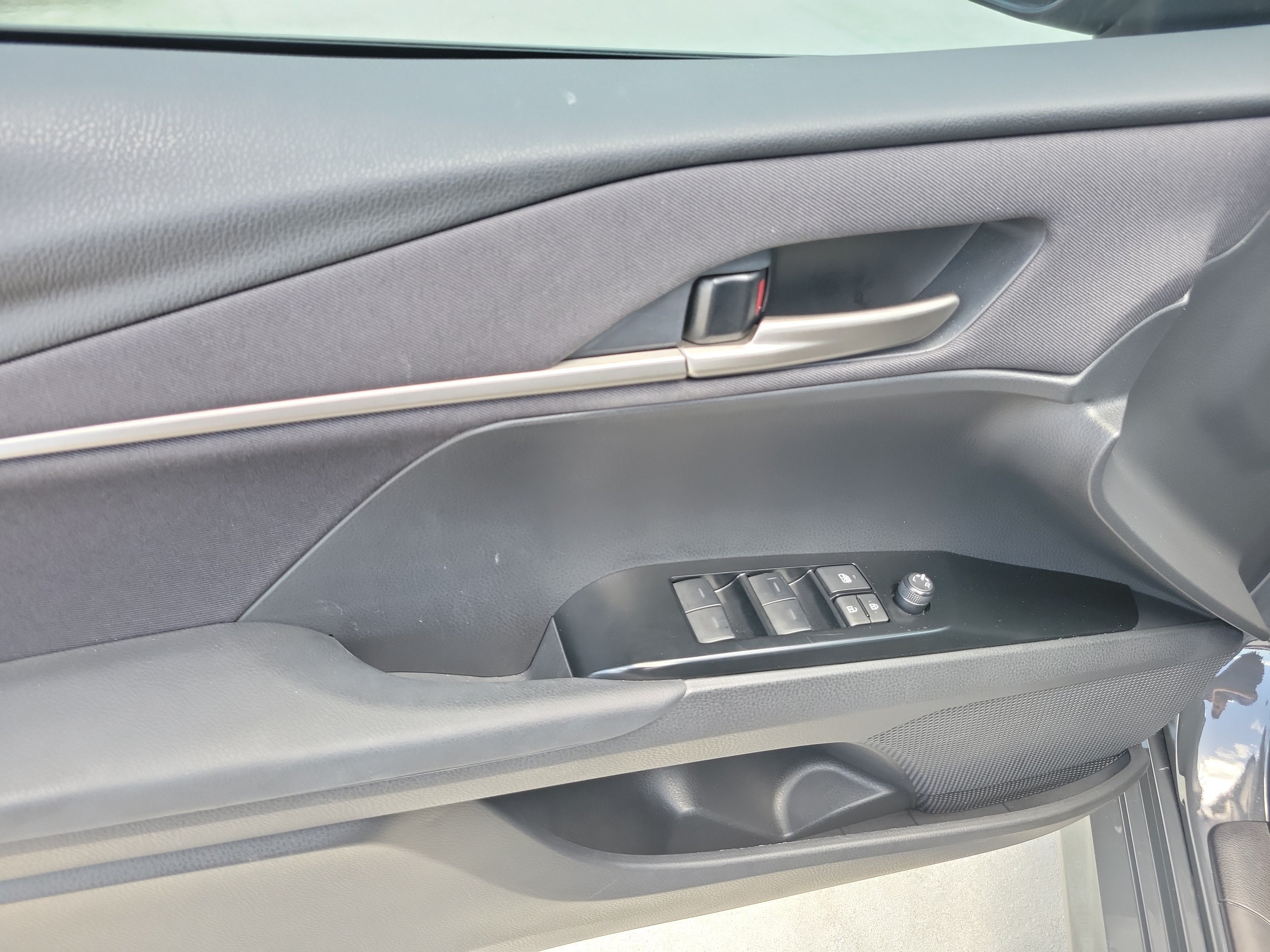 Used 2025 Underground Toyota LE image 19