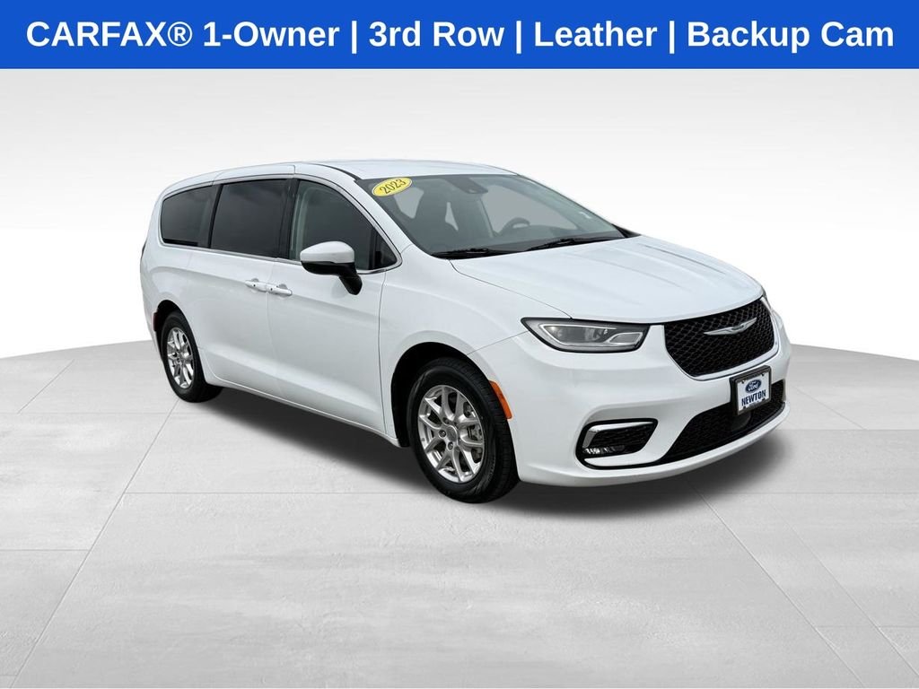 2023 Chrysler Pacifica Touring L's photo