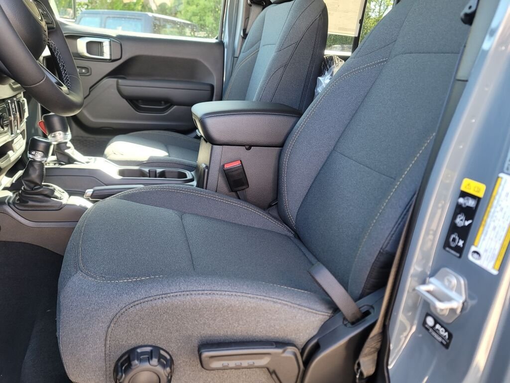 New 2026 Anvil Clear-Coat Exterior Paint Jeep Sport S image 24