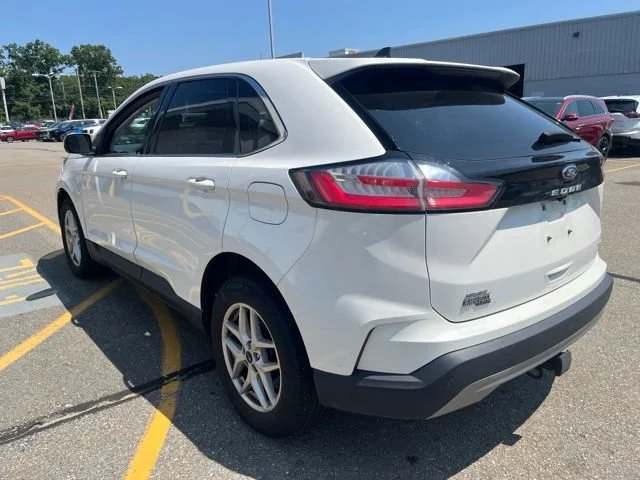 Used 2021 White Metallic Ford SEL image 5