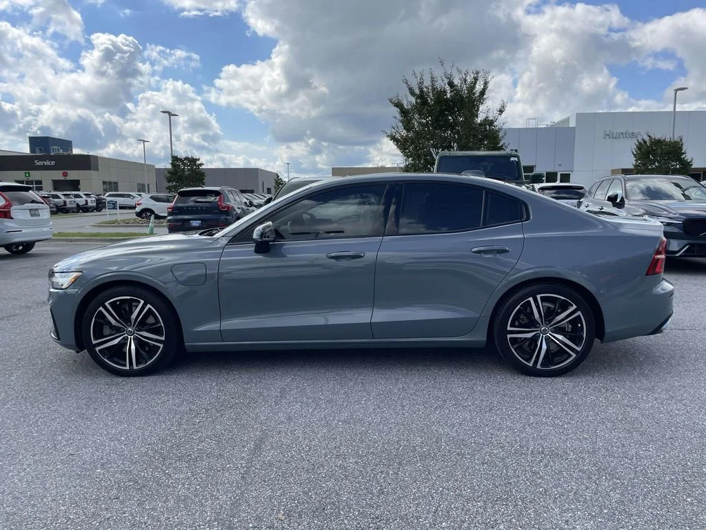 Used 2022 Thunder Grey Metallic Volvo R-Design Expression image 25
