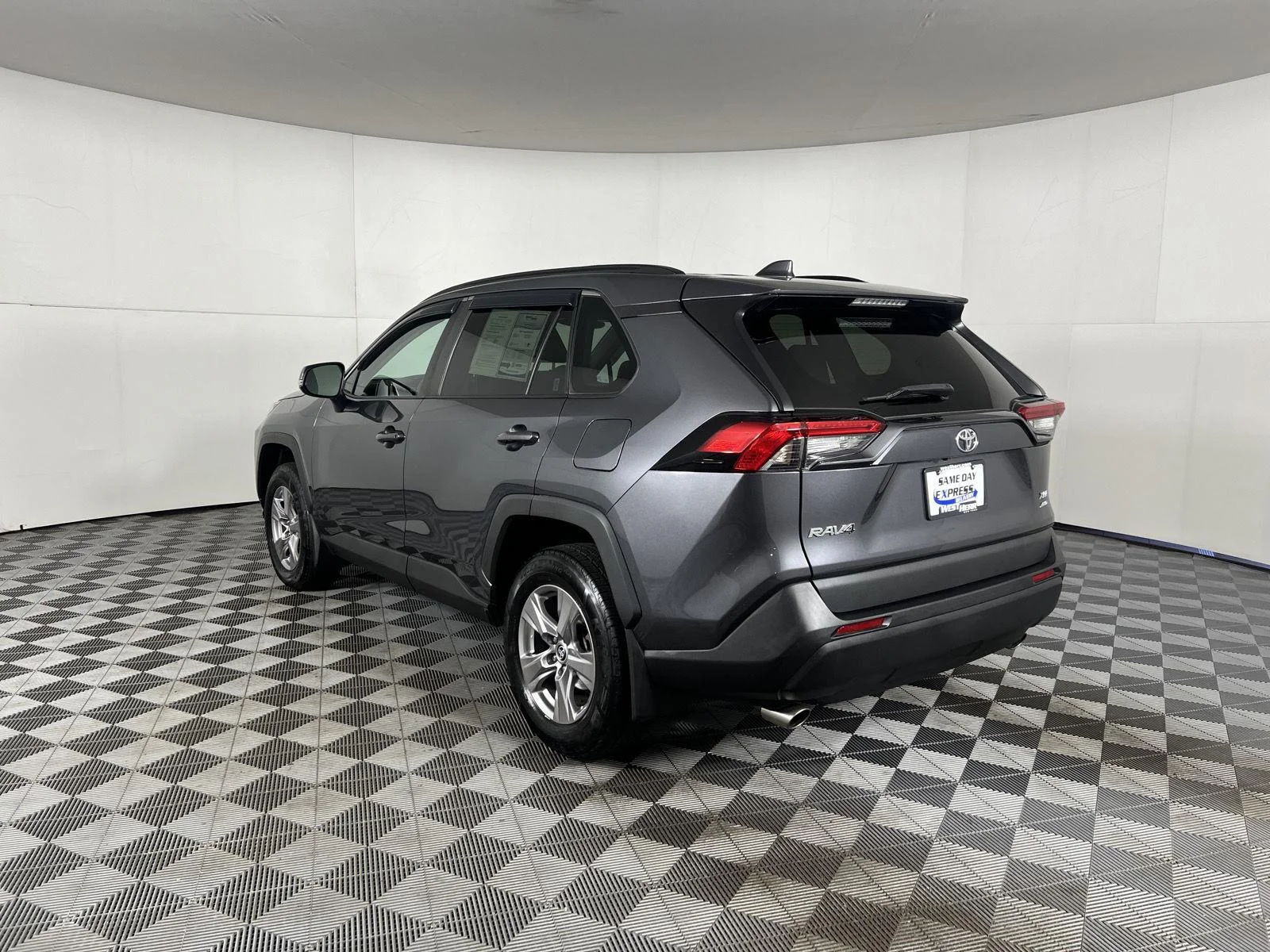Used 2022  Toyota XLE image 18