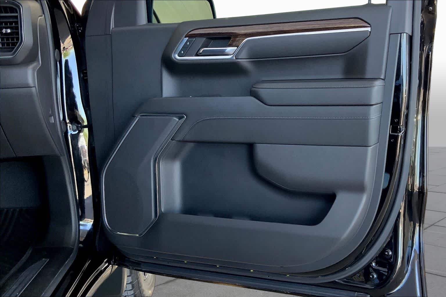 Used 2024 Onyx Black GMC Elevation image 23