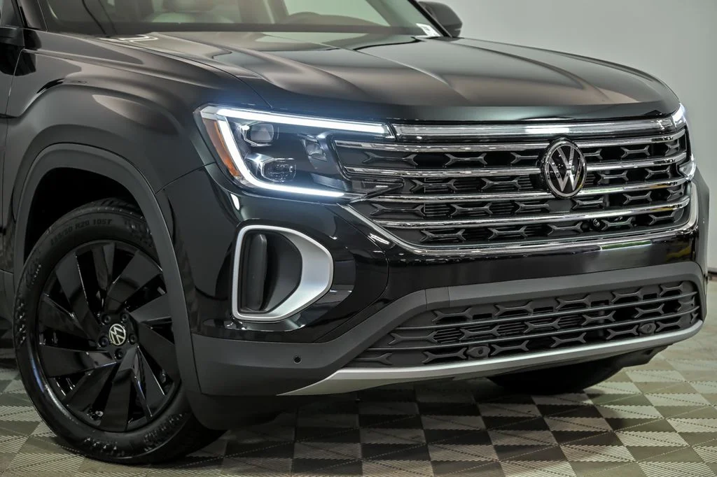New 2026 Black Volkswagen 2.0T SE w/Technology image 2